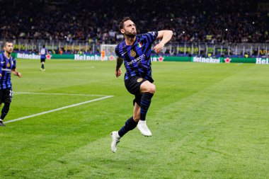 Hakan Calhanoğlu, UEFA Şampiyonlar Ligi yarı final maçında Milano ve Barcelona (Maciej Rogowski) takımları arasında gol attıktan sonra kutlama yaparken görüldü.)