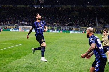 Hakan Calhanoğlu, UEFA Şampiyonlar Ligi yarı final maçında Milano ve Barcelona (Maciej Rogowski) takımları arasında gol attıktan sonra kutlama yaparken görüldü.)