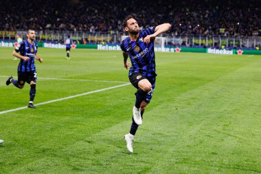 Hakan Calhanoğlu, UEFA Şampiyonlar Ligi yarı final maçında Milano ve Barcelona (Maciej Rogowski) takımları arasında gol attıktan sonra kutlama yaparken görüldü.)