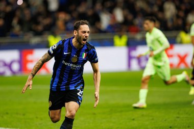 Hakan Calhanoğlu, UEFA Şampiyonlar Ligi yarı final maçında Milano ve Barcelona (Maciej Rogowski) takımları arasında gol attıktan sonra kutlama yaparken görüldü.)