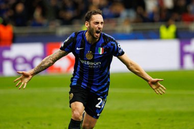 Hakan Calhanoğlu, UEFA Şampiyonlar Ligi yarı final maçında Milano ve Barcelona (Maciej Rogowski) takımları arasında gol attıktan sonra kutlama yaparken görüldü.)