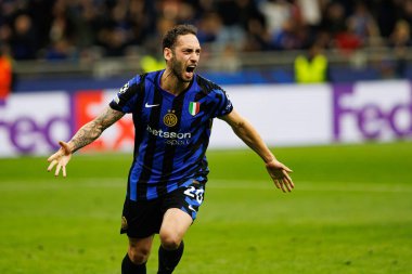 Hakan Calhanoğlu, UEFA Şampiyonlar Ligi yarı final maçında Milano ve Barcelona (Maciej Rogowski) takımları arasında gol attıktan sonra kutlama yaparken görüldü.)