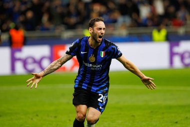 Hakan Calhanoğlu, UEFA Şampiyonlar Ligi yarı final maçında Milano ve Barcelona (Maciej Rogowski) takımları arasında gol attıktan sonra kutlama yaparken görüldü.)