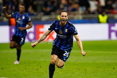 Hakan Calhanoğlu, UEFA Şampiyonlar Ligi yarı final maçında Milano ve Barcelona (Maciej Rogowski) takımları arasında gol attıktan sonra kutlama yaparken görüldü.)
