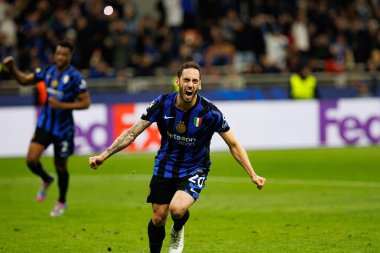 Hakan Calhanoğlu, UEFA Şampiyonlar Ligi yarı final maçında Milano ve Barcelona (Maciej Rogowski) takımları arasında gol attıktan sonra kutlama yaparken görüldü.)