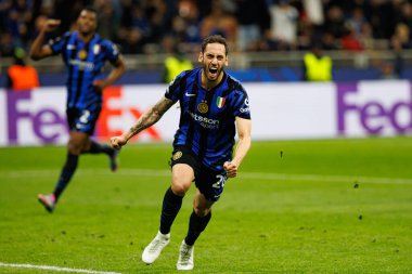 Hakan Calhanoğlu, UEFA Şampiyonlar Ligi yarı final maçında Milano ve Barcelona (Maciej Rogowski) takımları arasında gol attıktan sonra kutlama yaparken görüldü.)