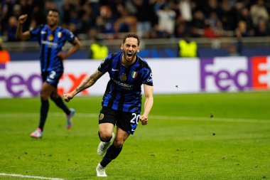 Hakan Calhanoğlu, UEFA Şampiyonlar Ligi yarı final maçında Milano ve Barcelona (Maciej Rogowski) takımları arasında gol attıktan sonra kutlama yaparken görüldü.)