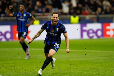 Hakan Calhanoğlu, UEFA Şampiyonlar Ligi yarı final maçında Milano ve Barcelona (Maciej Rogowski) takımları arasında gol attıktan sonra kutlama yaparken görüldü.)