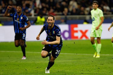 Hakan Calhanoğlu, UEFA Şampiyonlar Ligi yarı final maçında Milano ve Barcelona (Maciej Rogowski) takımları arasında gol attıktan sonra kutlama yaparken görüldü.)