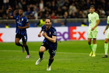 Hakan Calhanoğlu, UEFA Şampiyonlar Ligi yarı final maçında Milano ve Barcelona (Maciej Rogowski) takımları arasında gol attıktan sonra kutlama yaparken görüldü.)