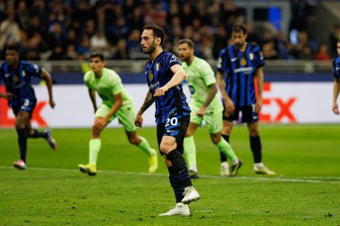 Hakan Calhanoğlu, UEFA Şampiyonlar Ligi yarı final maçında Milano ve Barcelona (Maciej Rogowski) takımları arasında gol attıktan sonra kutlama yaparken görüldü.)