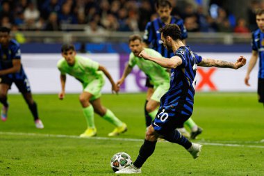 Hakan Calhanoğlu UEFA Şampiyonlar Ligi yarı final maçında Internazionale Milano ve FC Barcelona (Maciej Rogowski) takımları arasında görüldü.)