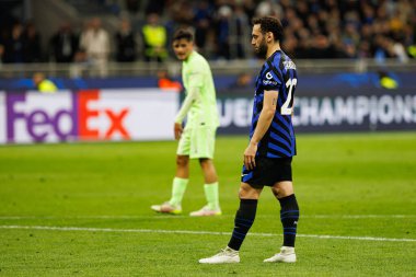 Hakan Calhanoğlu UEFA Şampiyonlar Ligi yarı final maçında Internazionale Milano ve FC Barcelona (Maciej Rogowski) takımları arasında görüldü.)