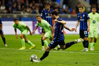 Hakan Calhanoğlu UEFA Şampiyonlar Ligi yarı final maçında Internazionale Milano ve FC Barcelona (Maciej Rogowski) takımları arasında görüldü.)