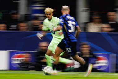 Lamine Yamal ve Federico Dimarco UEFA Şampiyonlar Ligi yarı final maçında Internazionale Milano ve FC Barcelona (Maciej Rogowski)