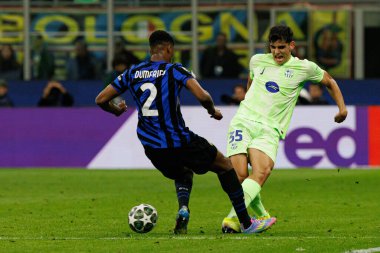 Denzel Dumfries ve Gerard Martin UEFA Şampiyonlar Ligi yarı final maçında Internazionale Milano ve FC Barcelona (Maciej Rogowski)
