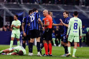 Her iki takımın oyuncuları UEFA Şampiyonlar Ligi yarı final maçında Internazionale Milano ve FC Barcelona (Maciej Rogowski) takımları arasında görüldü.)