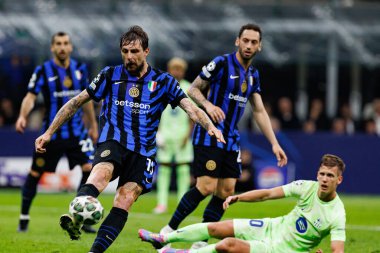 Francesco Acerbi UEFA Şampiyonlar Ligi yarı final maçında Internazionale Milano ve FC Barcelona (Maciej Rogowski) takımları arasında görüldü.)
