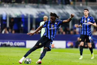 Yann Bisseck UEFA Şampiyonlar Ligi yarı final maçında Internazionale Milano ve FC Barcelona (Maciej Rogowski) takımları arasında görüldü.)