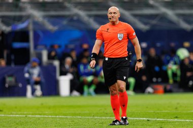 Szymon Marciniak UEFA Şampiyonlar Ligi yarı final maçında Internazionale Milano ve FC Barcelona (Maciej Rogowski) takımları arasında görüldü.)