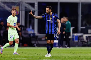 Hakan Calhanoğlu UEFA Şampiyonlar Ligi yarı final maçında Internazionale Milano ve FC Barcelona (Maciej Rogowski) takımları arasında görüldü.)