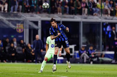 Francesco Acerbi UEFA Şampiyonlar Ligi yarı final maçında Internazionale Milano ve FC Barcelona (Maciej Rogowski) takımları arasında görüldü.)