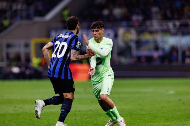 Hakan Calhanoğlu ve Pedri UEFA Şampiyonlar Ligi yarı final maçında Internazionale Milano ve FC Barcelona (Maciej Rogowski)