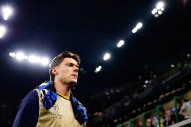  Nicola Zalewski UEFA Şampiyonlar Ligi yarı final maçında Internazionale Milano ve FC Barcelona (Maciej Rogowski) takımları arasında görüldü.)