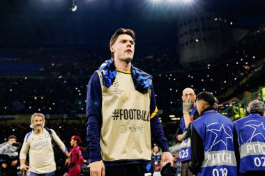  Nicola Zalewski UEFA Şampiyonlar Ligi yarı final maçında Internazionale Milano ve FC Barcelona (Maciej Rogowski) takımları arasında görüldü.)