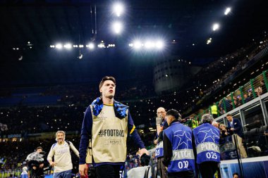 Nicola Zalewski UEFA Şampiyonlar Ligi yarı final maçında Internazionale Milano ve FC Barcelona (Maciej Rogowski) takımları arasında görüldü.)
