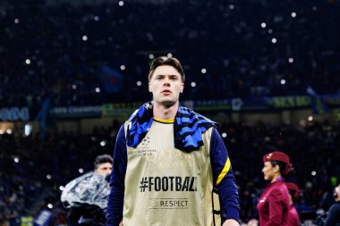 Nicola Zalewski UEFA Şampiyonlar Ligi yarı final maçında Internazionale Milano ve FC Barcelona (Maciej Rogowski) takımları arasında görüldü.)