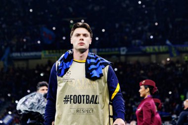 Nicola Zalewski UEFA Şampiyonlar Ligi yarı final maçında Internazionale Milano ve FC Barcelona (Maciej Rogowski) takımları arasında görüldü.)