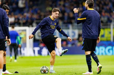 Nicola Zalewski UEFA Şampiyonlar Ligi yarı final maçında Internazionale Milano ve FC Barcelona (Maciej Rogowski) takımları arasında görüldü.)