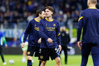 Nicola Zalewski UEFA Şampiyonlar Ligi yarı final maçında Internazionale Milano ve FC Barcelona (Maciej Rogowski) takımları arasında görüldü.)