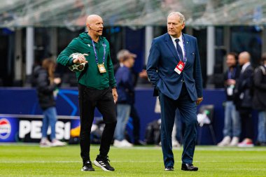 Szymon Marciniak UEFA Şampiyonlar Ligi yarı final maçında Internazionale Milano ve FC Barcelona (Maciej Rogowski) takımları arasında görüldü.)