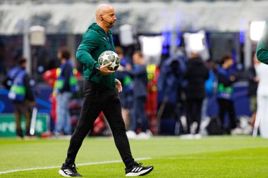 Szymon Marciniak UEFA Şampiyonlar Ligi yarı final maçında Internazionale Milano ve FC Barcelona (Maciej Rogowski) takımları arasında görüldü.)