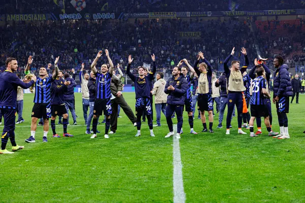 Inter oyuncuları UEFA Şampiyonlar Ligi yarı final maçında Internazionale Milano ve FC Barcelona (Maciej Rogowski) takımları arasında görüldü.)