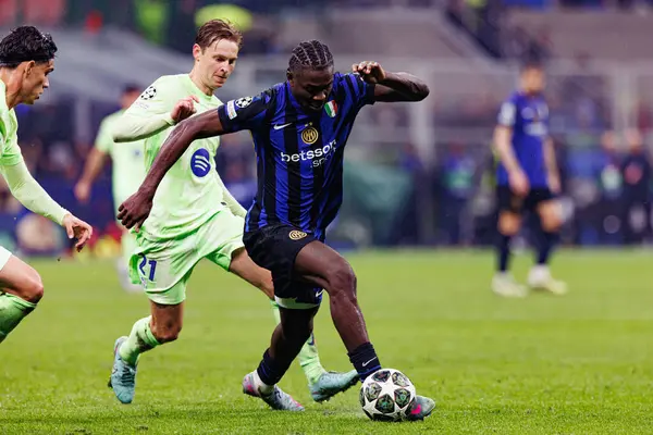 Frenkie De Jong ve Marcus Thuram UEFA Şampiyonlar Ligi yarı final maçında Internazionale Milano ve FC Barcelona (Maciej Rogowski) takımları arasında görüldü.)