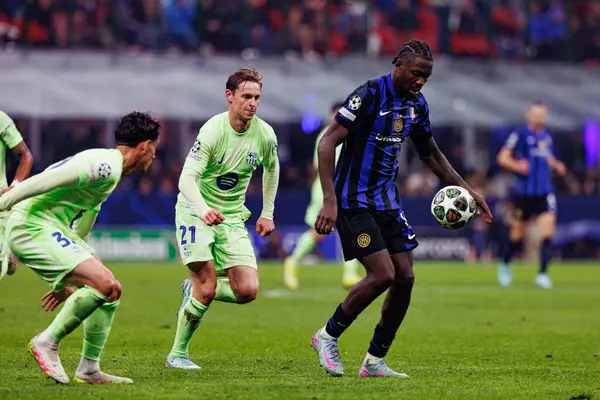 Frenkie De Jong ve Marcus Thuram UEFA Şampiyonlar Ligi yarı final maçında Internazionale Milano ve FC Barcelona (Maciej Rogowski) takımları arasında görüldü.)