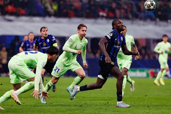 Frenkie De Jong ve Marcus Thuram UEFA Şampiyonlar Ligi yarı final maçında Internazionale Milano ve FC Barcelona (Maciej Rogowski) takımları arasında görüldü.)