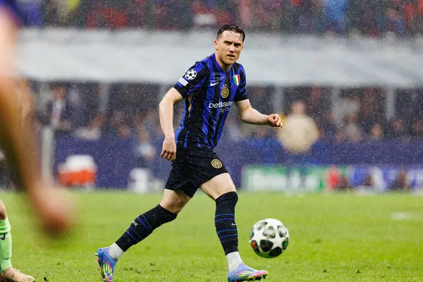Piotr Zielinski UEFA Şampiyonlar Ligi yarı final maçında Internazionale Milano ve FC Barcelona (Maciej Rogowski) takımları arasında görüldü.)