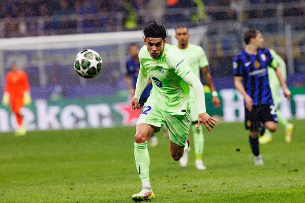 Hector Fort UEFA Şampiyonlar Ligi yarı final maçında Internazionale Milano ve FC Barcelona (Maciej Rogowski) takımları arasında görüldü.)