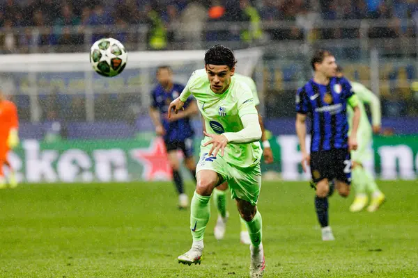 Hector Fort UEFA Şampiyonlar Ligi yarı final maçında Internazionale Milano ve FC Barcelona (Maciej Rogowski) takımları arasında görüldü.)