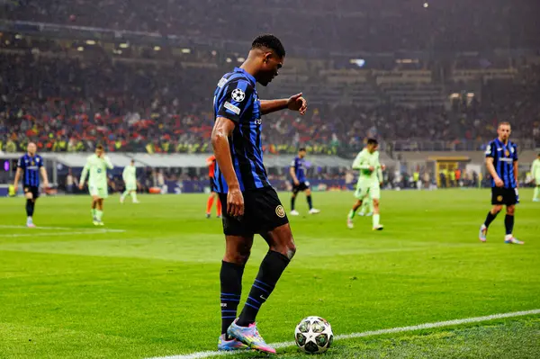 Denzel Dumfries UEFA Şampiyonlar Ligi yarı final maçında Internazionale Milano ve FC Barcelona (Maciej Rogowski) takımları arasında görüldü.)