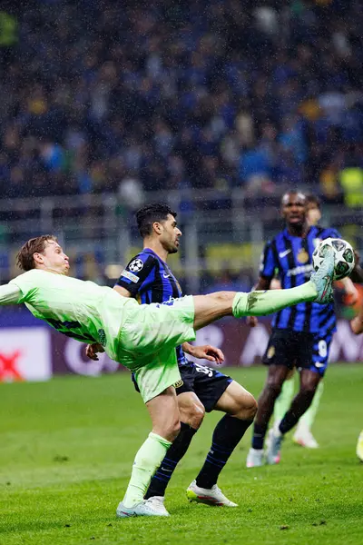 Fransız De Jong ve Mehdi Taremi UEFA Şampiyonlar Ligi yarı final maçında Internazionale Milano ve FC Barcelona (Maciej Rogowski) takımları arasında görüldü.)