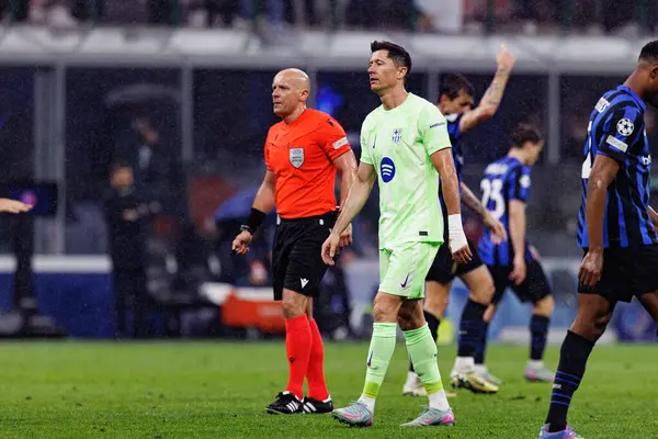 Szymon Marciniak ve Robert Lewandowski UEFA Şampiyonlar Ligi yarı final maçında Internazionale Milano ve FC Barcelona (Maciej Rogowski)