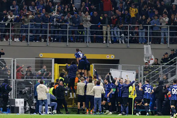 Inter 'in oyuncuları, UEFA Şampiyonlar Ligi yarı final maçında Davide Frattesi' nin Milano ve Barcelona (Maciej Rogowski)