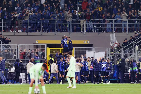 Inter 'in oyuncuları, UEFA Şampiyonlar Ligi yarı final maçında Davide Frattesi' nin Milano ve Barcelona (Maciej Rogowski)