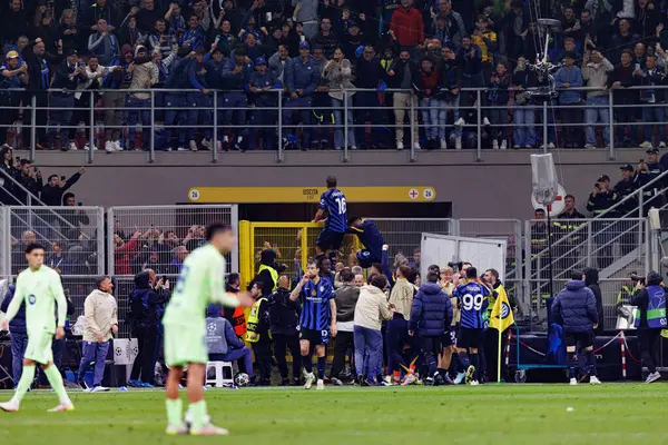 Inter 'in oyuncuları, UEFA Şampiyonlar Ligi yarı final maçında Davide Frattesi' nin Milano ve Barcelona (Maciej Rogowski)