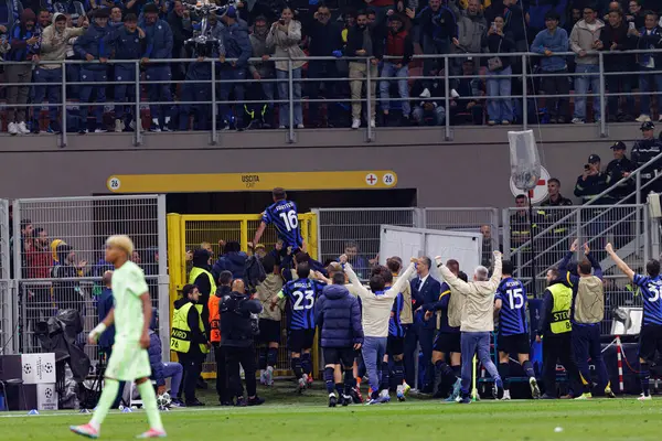 Inter 'in oyuncuları, UEFA Şampiyonlar Ligi yarı final maçında Davide Frattesi' nin Milano ve Barcelona (Maciej Rogowski)